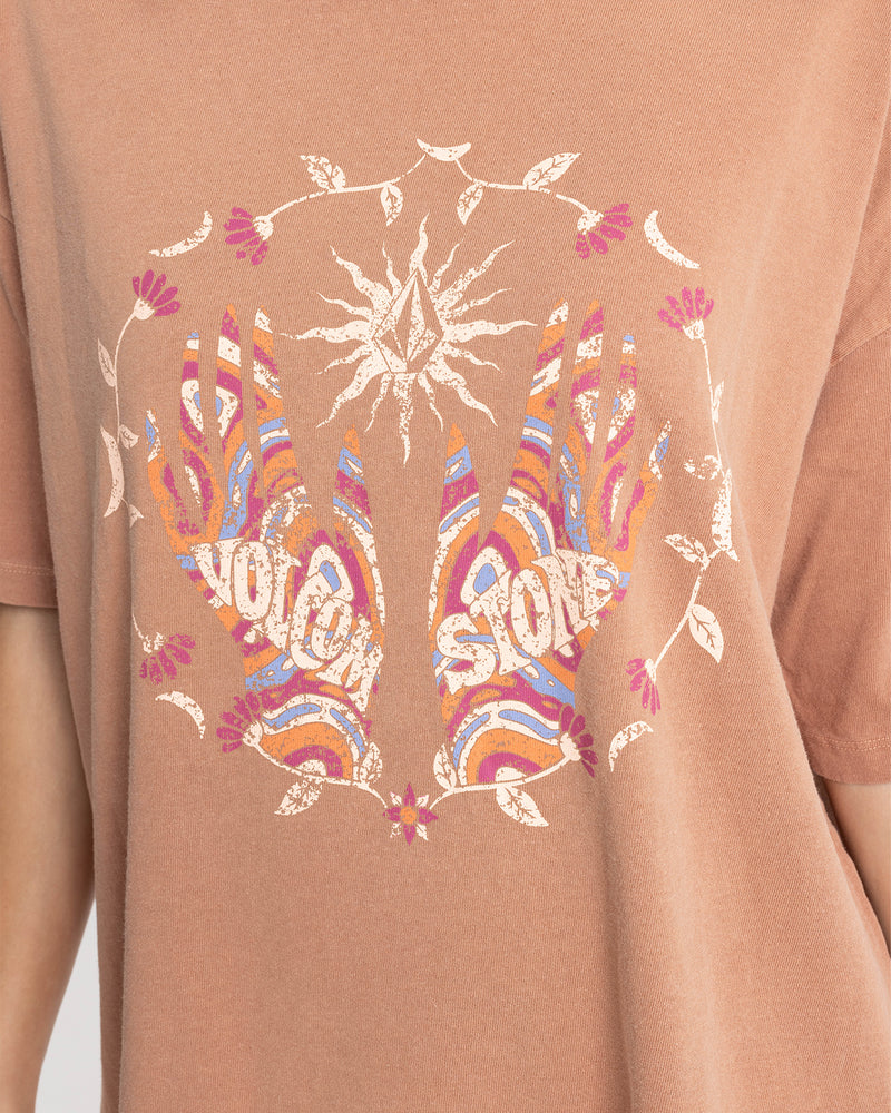 The Volcom Women’s Mystic Palms Bad Tee showcases two vibrant hands, a sun, and LOVE and STORY text, all framed with white florals on comfy cotton—bold art for your everyday look.
