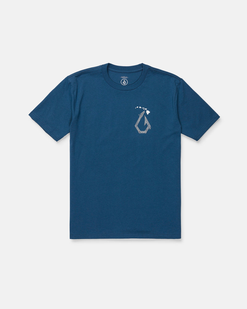 The Volcom Men’s Makau Short Sleeve Tee, shown in blue with a classic fit and short sleeves, features a small white and gray abstract graphic on the left chest. Laid flat on a white background, this tee is crafted from premium ring spun cotton for exceptional softness and durability.