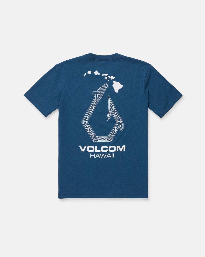 The Men’s Makau Short Sleeve Tee by Volcom is a blue heavyweight t-shirt crafted from premium ring spun cotton for lasting comfort and classic style. Featuring a large white fish hook graphic, the word “Volcom,” “Hawaii,” and a map of the Hawaiian Islands printed on the back, this tee offers both standout design and enduring quality.