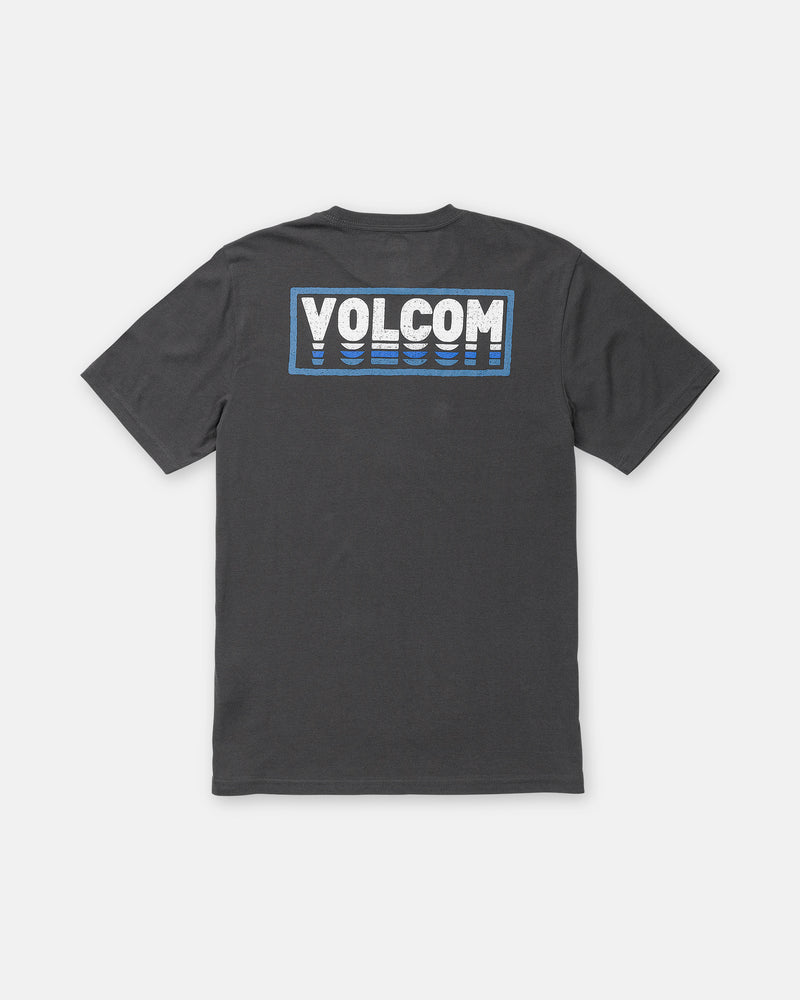 The Men’s Quadratic Short Sleeve Tee by Volcom is a washed black heather men’s tee with a modern fit and bold white VOLCOM text outlined in blue on the back, set inside a box with blue stripes.