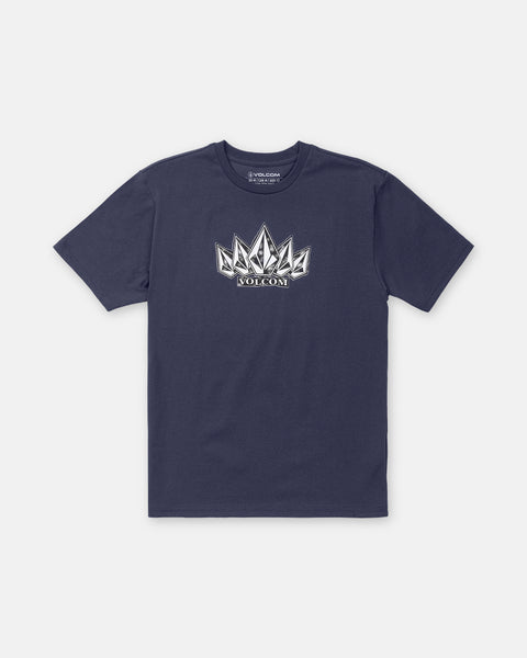 The Boy’s Tooms Short Sleeve Tee by Volcom features a navy blue classic fit with a white and black geometric crown graphic and VOLCOM printed below on the chest. Made from premium cotton.