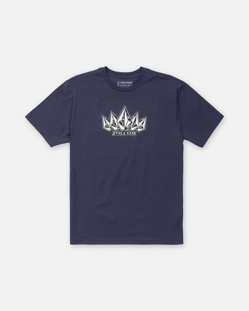 The Boy’s Tooms Short Sleeve Tee by Volcom features a navy blue classic fit with a white and black geometric crown graphic and VOLCOM printed below on the chest. Made from premium cotton.